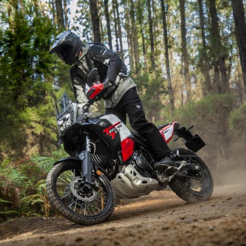 2026-Yamaha-XTZ700D-EU-Redline_White-Action-019-03