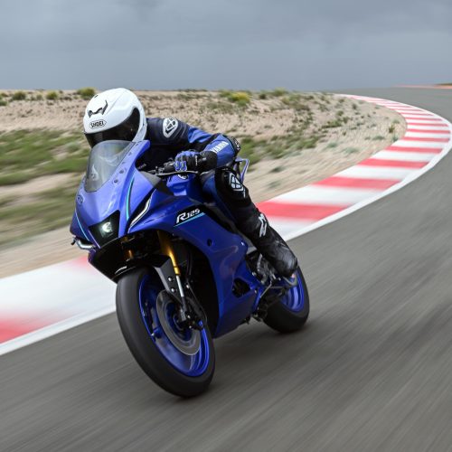 2026-Yamaha-YZF-R125A-EU-Icon_Blue-Action-006-03