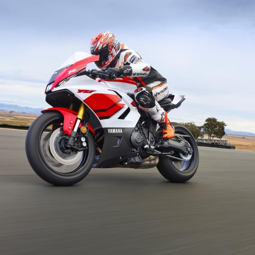 2026-Yamaha-YZF700R7-EU-Anniversary_White-Action-001-03 — kopia