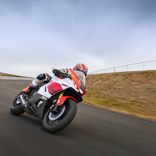 2026-Yamaha-YZF700R7-EU-Anniversary_White-Action-002-03 — kopia