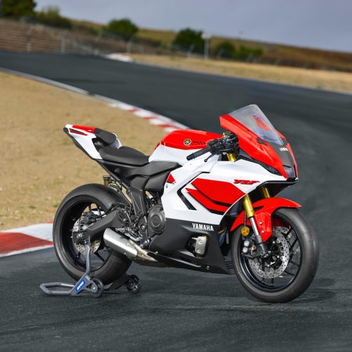 2026-Yamaha-YZF700R7-EU-Anniversary_White-Static-001-03 — kopia