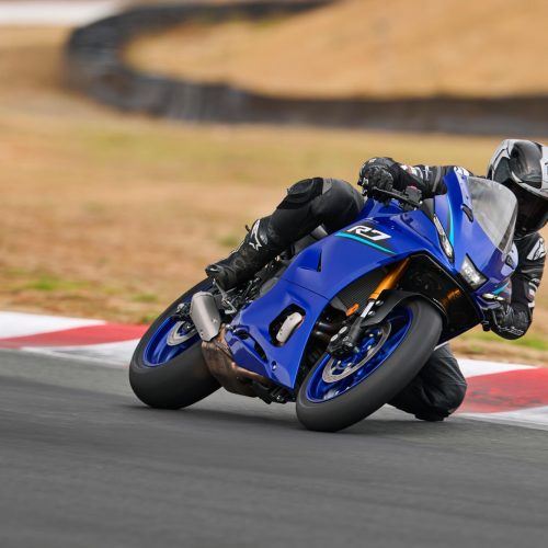 2026-Yamaha-YZF700R7-EU-Icon_Blue-Action-001-03 — kopia