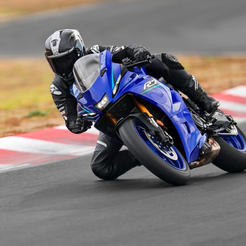 2026-Yamaha-YZF700R7-EU-Icon_Blue-Action-002-03 — kopia