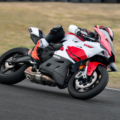 2026-Yamaha-YZF900R9-EU-Anniversary_White-Action-001-03