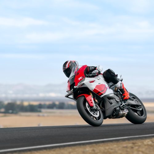 2026-Yamaha-YZF900R9-EU-Anniversary_White-Action-002-03