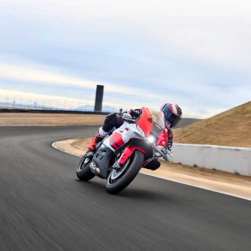 2026-Yamaha-YZF900R9-EU-Anniversary_White-Action-003-03