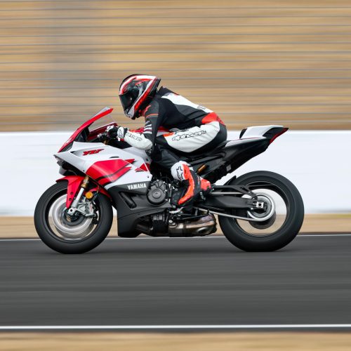 2026-Yamaha-YZF900R9-EU-Anniversary_White-Action-004-03