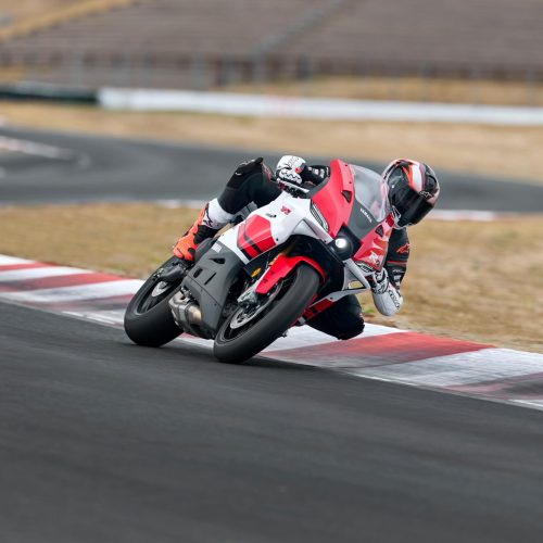 2026-Yamaha-YZF900R9-EU-Anniversary_White-Action-006-03