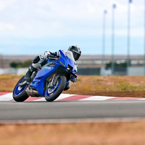 2026-Yamaha-YZF900R9-EU-Icon_Blue-Action-002-03
