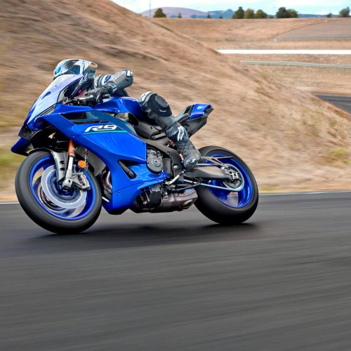 2026-Yamaha-YZF900R9-EU-Icon_Blue-Action-003-03