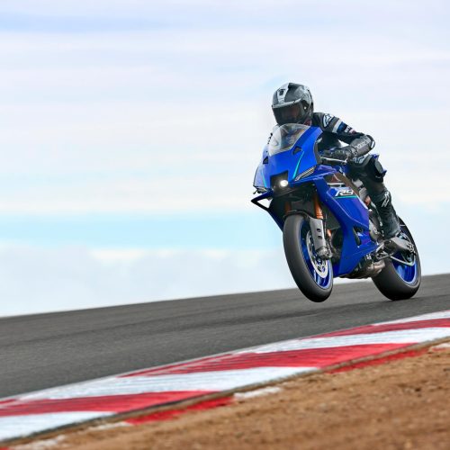 2026-Yamaha-YZF900R9-EU-Icon_Blue-Action-004-03