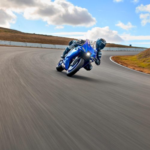 2026-Yamaha-YZF900R9-EU-Icon_Blue-Action-006-03