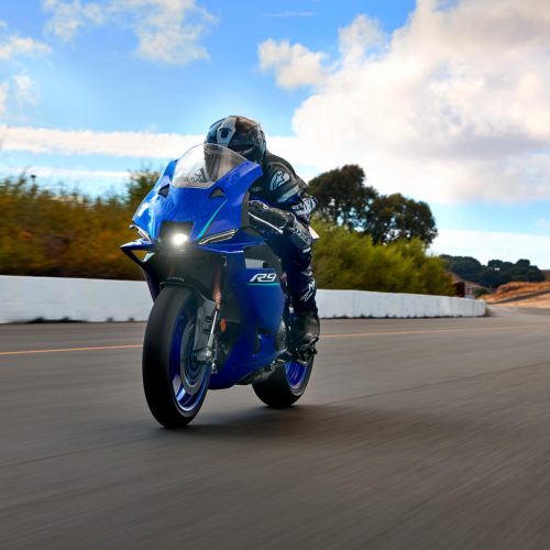 2026-Yamaha-YZF900R9-EU-Icon_Blue-Action-007-03