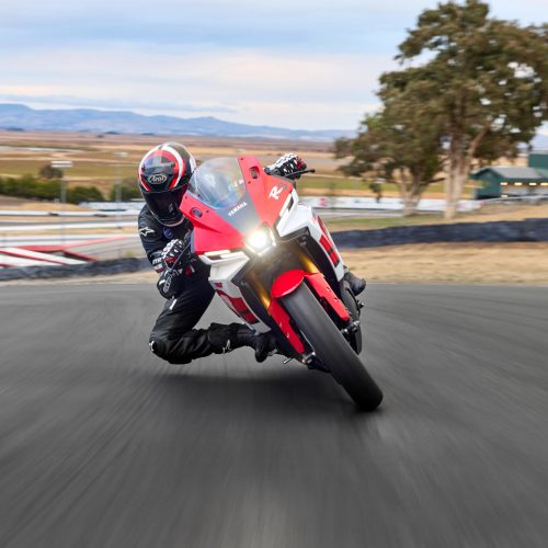 2026-Yamaha-YZFR320-EU-Anniversary_White-Action-002-03