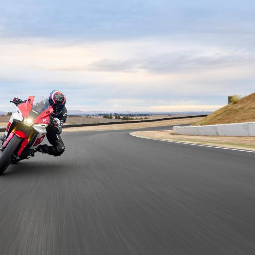 2026-Yamaha-YZFR320-EU-Anniversary_White-Action-005-03