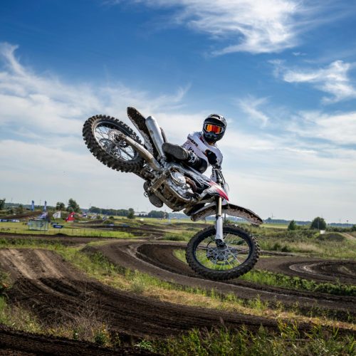 2026-Yamaha-YZ450FSV-EU-Anniversary_White-Action-003-03