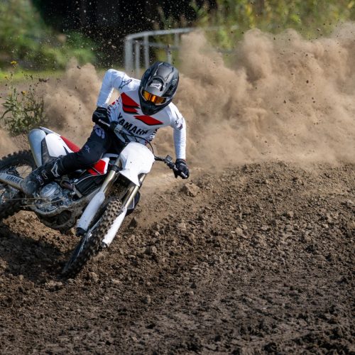 2026-Yamaha-YZ450FSV-EU-Anniversary_White-Action-005-03
