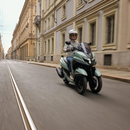2025-Yamaha-LMW125AYM-EU-Zen_Green-Action-002-03