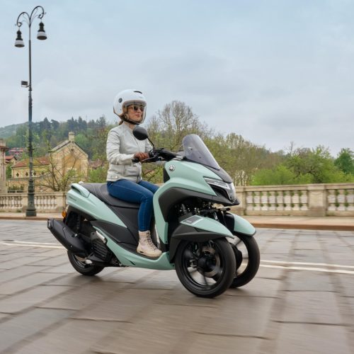 2025-Yamaha-LMW125AYM-EU-Zen_Green-Action-003-03