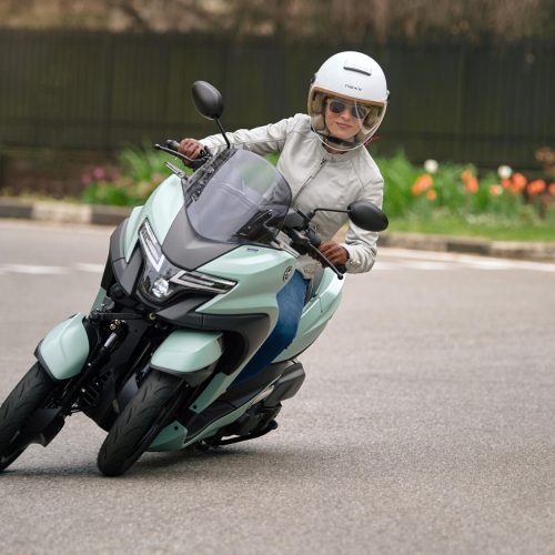 2025-Yamaha-LMW125AYM-EU-Zen_Green-Action-004-03