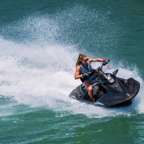 2027-Yamaha-JETBLASTERPRO-EU-Black_Mint-Action-001-03